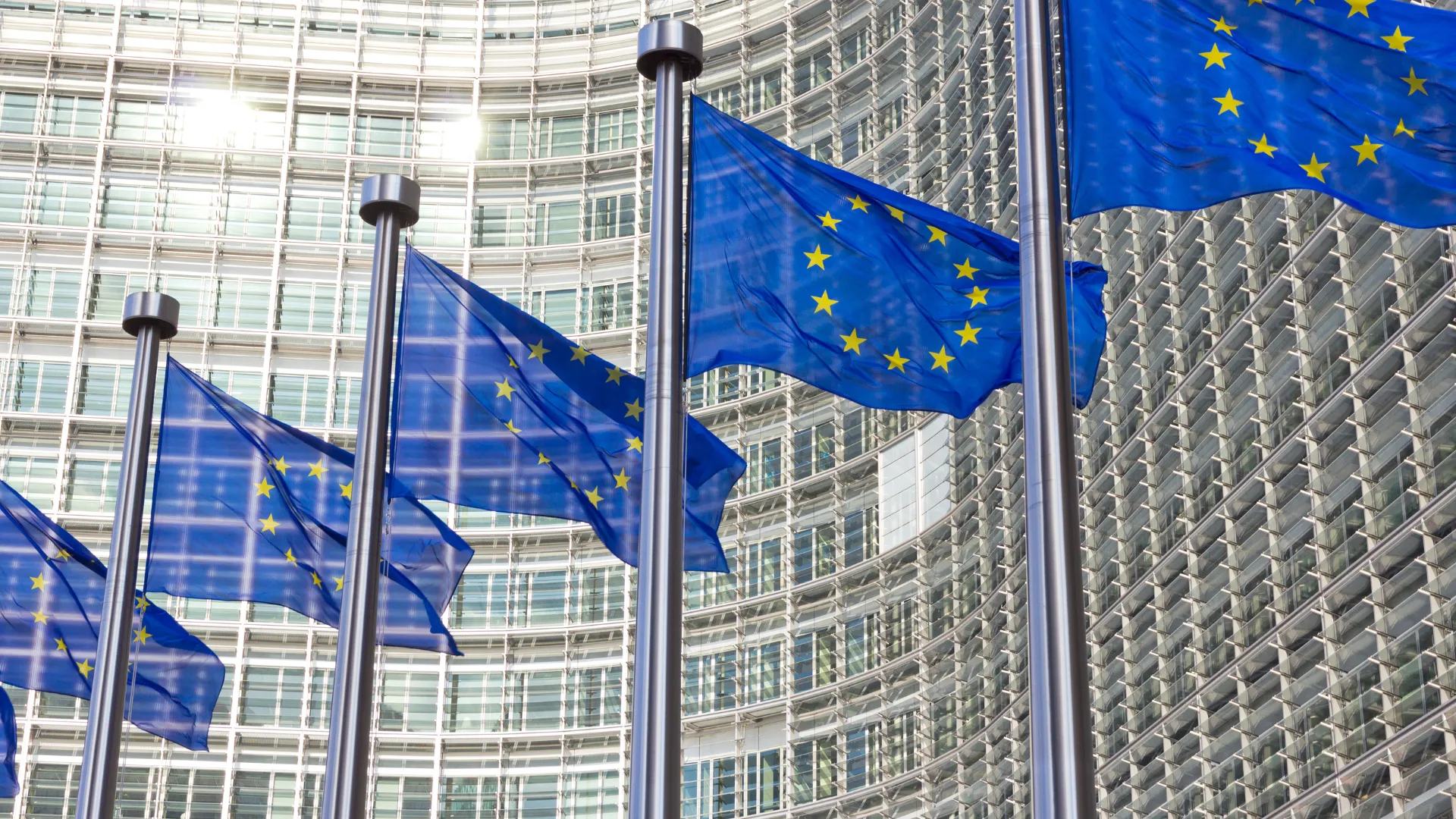 EU-kommissionen flaggor utanför EU-kommissionen